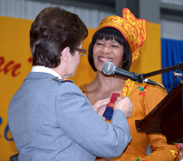 The General presents a congress flag to Jamaican Prime Minister the Most Honourable Portia Simpson-Miller