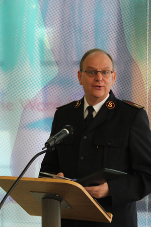General André Cox speaks at a prayer meeting at international headquarters
