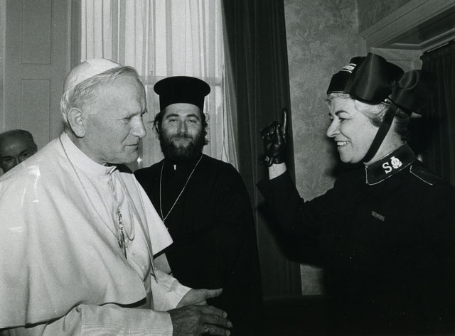 General Eva Burrows meets His Holiness Pope John Paul