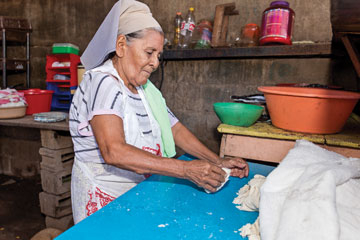 Photo of Wilma Garcia making tortillas
