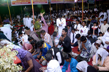 Crowds of people use the mercy seat in Anand