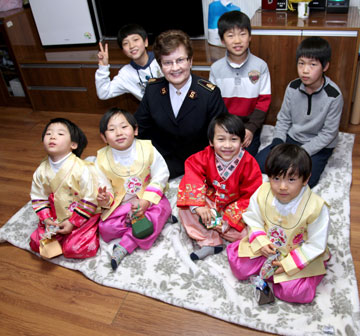 The General chats with a group of young people being cared for by The Salvation Army at the Seoul Broadview Children's Home