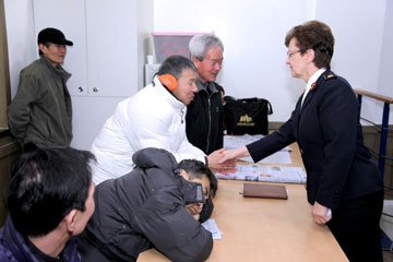 The General meets service users at the Bridge Centre in Seoul, Korea
