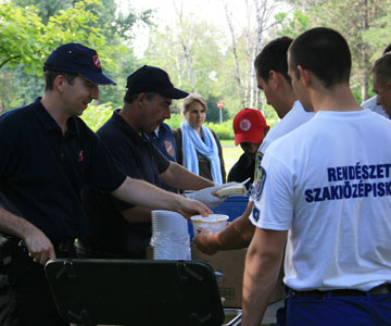 Captain Gábor Gazsó serving up a hot meal. Next to him is a resident from the Új Reménység Men's Hostel who has been faithfully attending Captain Gazsó's Corps and was keen to be of service