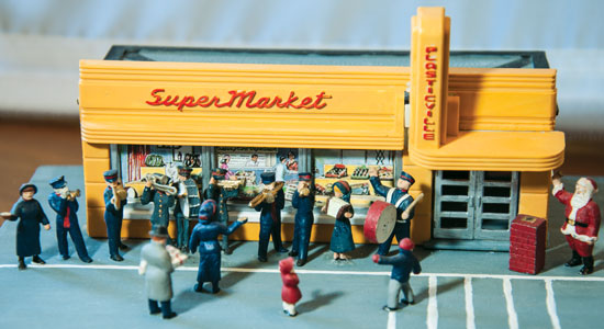 Salvation Army members Christmas carolling outside a supermarket. “The non-Salvationist figurines and the building are conversions from an HO railway kit”