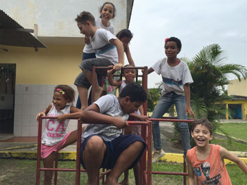 Having fun on the climbing frame in Méier