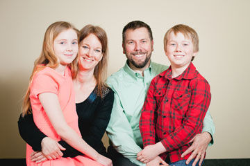 Photo of Jeff Woods with his wife, Lisa, and their children, Keira and Kolby