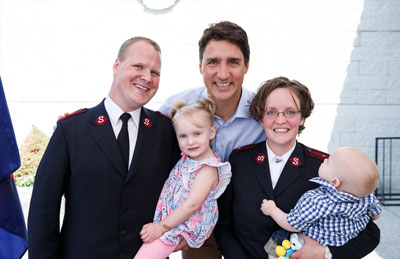 The prime minister meets Lts David and Laura Hickman, COs, and their children