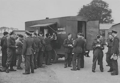 Photo of Canadian troops at a Salvation Army mobile canteen during the Second World War