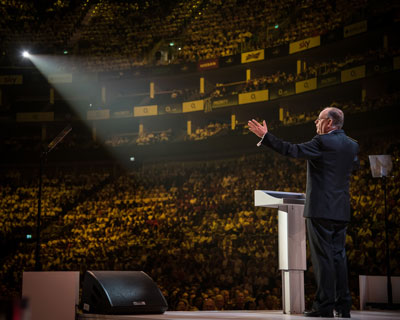 General Cox speaks to a vast congregation during the Boundless international congress 