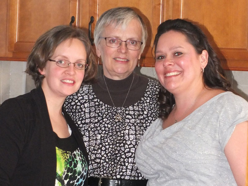 Lt Laura Hickman, her mother, Sirpa Gideon, and sister, Jennifer