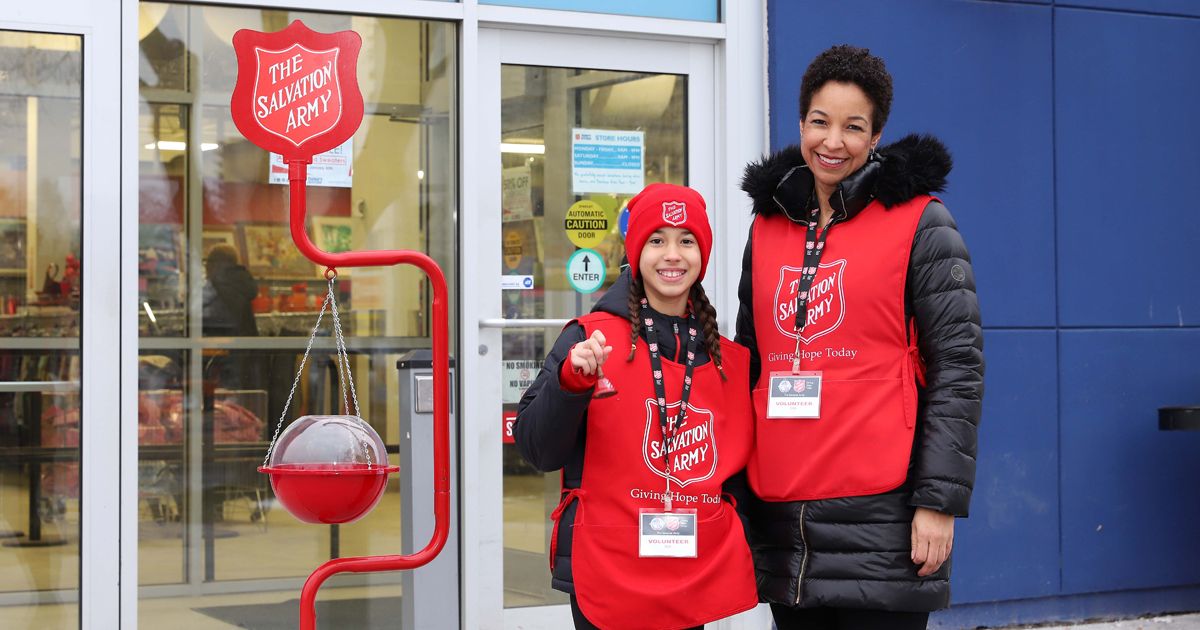 Kelly Bozdog and her daughter volunteer at a Christmas Kettle.