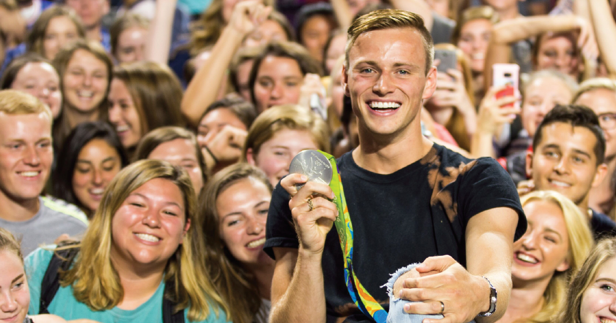 Steele Johnson showing off his Olympic medal at a convocation in 2018