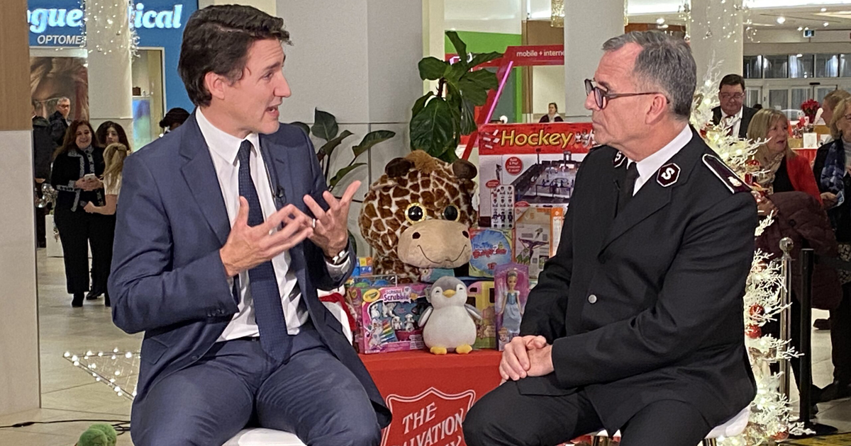 Prime Minister Justin Trudeau speaks with Commissioner Floyd Tidd