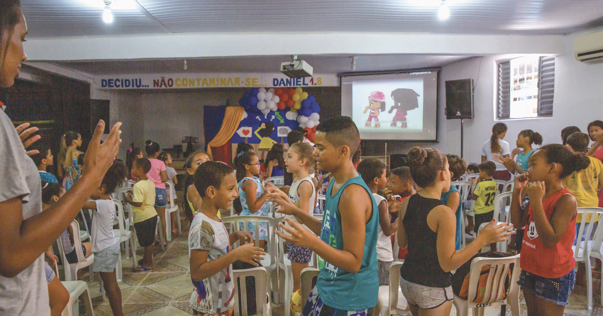 Children play a game at the Vila dos Pescadores program in The Salvation Army Brazil Territory