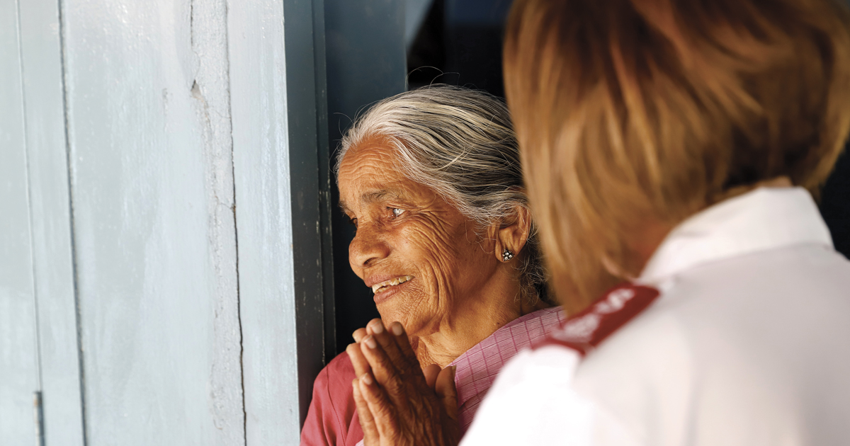 Lt-Colonel Murray shares a moment with a woman at a Salvation Army Home for the Aged in India Central Territory