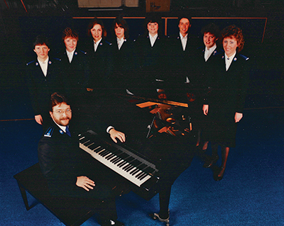 A choir around a piano