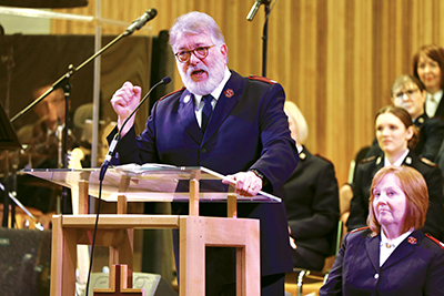 Mjr Len Ballantine speaks at a podium