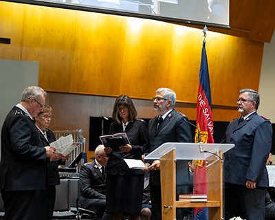 Commissioners Lee and Debbie Graves install Lt-Cols Lynn and Brian Armstrong as divisional leaders for Ontario. Mjr Rick Zelinsky, territorial public affairs director, holds the flag