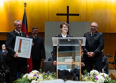 General Linda Bond (Rtd) accepts the award of exceptional service on behalf of her brother, Lt-Col Mel Bond