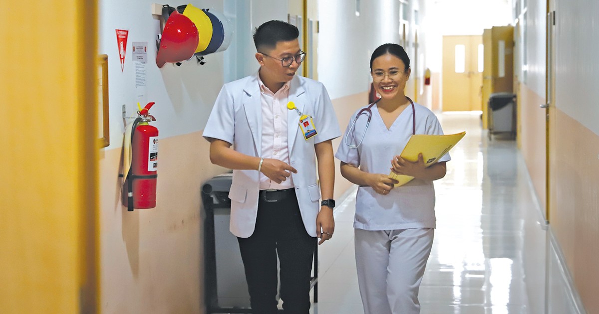 Dr. Derix Faldeinscouv, head of medical services at The Salvation Army Woodward Hospital in Palu, discusses patient care with one of the nurses.