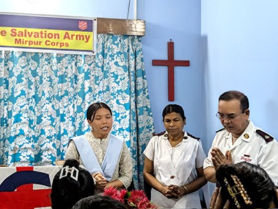 Jessica leads in prayer at Mirpur 11 Corps