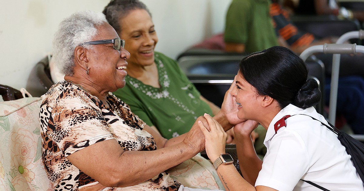 Lieutenant Kassleen Velásquez Gutiérrez connects with one of the residents of the Hogar Jackson Senior Centre in Panama