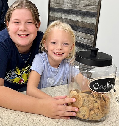 Kids enjoy cookies at Café Connect