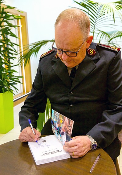 General Cox (Rtd) signs copies of his new book