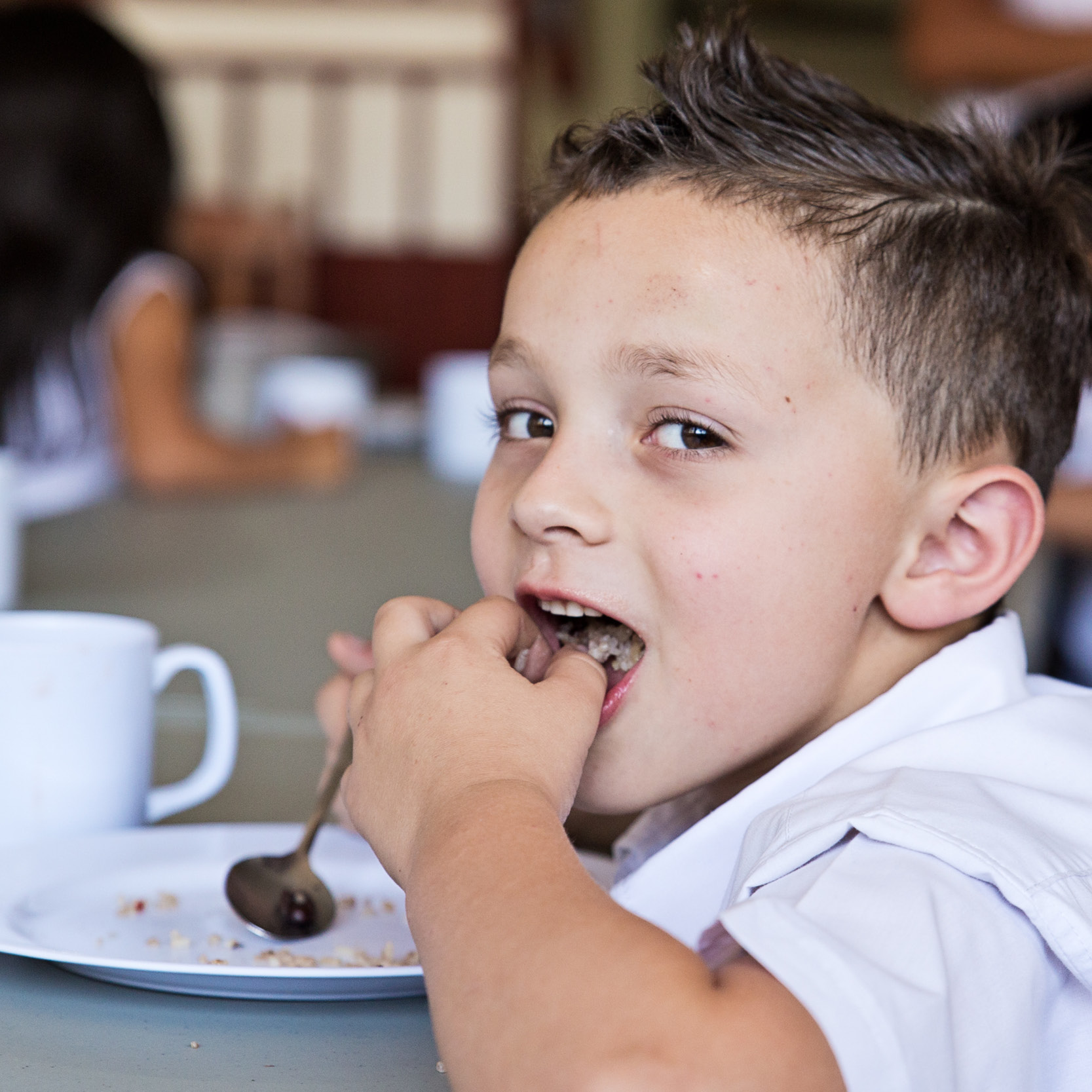 Photo of boy in Costa Rica eating lunch at school