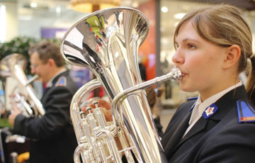 Canadian Youth Head South for Rose Parade